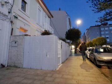Imagen de una terraza ocupando una acera en Vigo