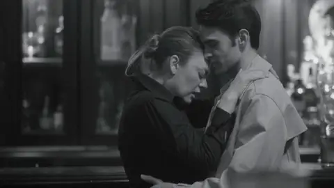 Bahar vuelve al bar donde conoció a Timur para cerrar el capítulo de su matrimonio Bahar vuelve al bar donde conoció a Timur para cerrar el capítulo de su matrimonio