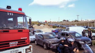 Miles de personas abandonan Santorini