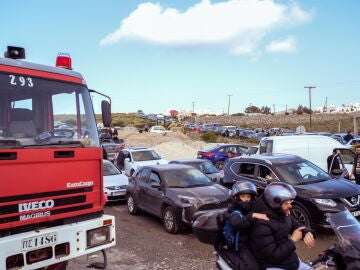 Miles de personas abandonan Santorini