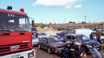 Miles de personas abandonan Santorini