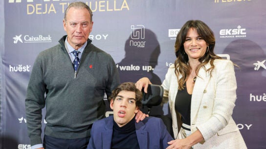 Bert&iacute;n Osborne y Fabiola Mart&iacute;nez con su hijo Kike en los Premios Dona2