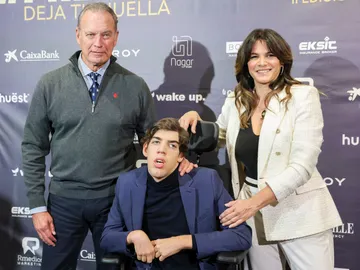 Bertín Osborne y Fabiola Martínez con su hijo Kike en los Premios Dona2 Bertín Osborne y Fabiola Martínez con su hijo Kike en los Premios Dona2