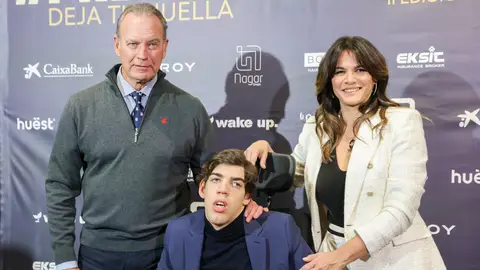 Bertín Osborne y Fabiola Martínez con su hijo Kike en los Premios Dona2 Bertín Osborne y Fabiola Martínez con su hijo Kike en los Premios Dona2