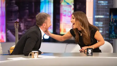 "Yo podría venderte arena en un desierto": Paula Echevarría trata de cambiar el look de Pablo Motos "Yo podría venderte arena en un desierto": Paula Echevarría trata de cambiar el look de Pablo Motos