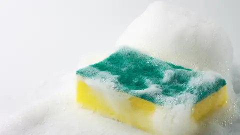 Un estropajo con espuma Un estropajo con espuma