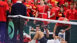 Christian Garín, en el suelo tras un empujón fortuito de Bergs Christian Garín, en el suelo tras un empujón fortuito de Bergs