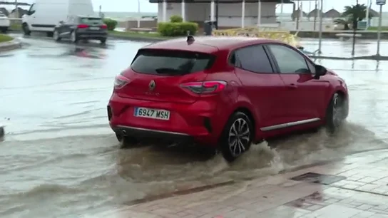 Una conductora queda atrapada en su coche tras verse sorprendida por una fuerte tromba de agua en Benalmádena Una conductora queda atrapada en su coche tras verse sorprendida por una fuerte tromba de agua en Benalmádena