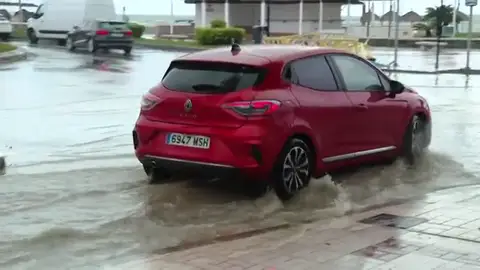 Una conductora queda atrapada en su coche tras verse sorprendida por una fuerte tromba de agua en Benalmádena Una conductora queda atrapada en su coche tras verse sorprendida por una fuerte tromba de agua en Benalmádena