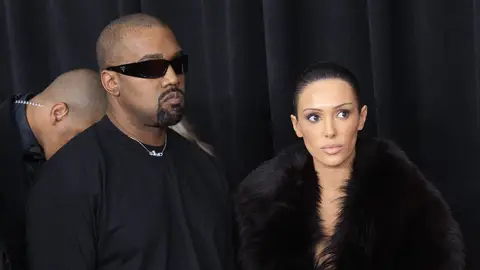 Kanye West y Bianca Censori en los Premios Grammy 2025 Kanye West y Bianca Censori en los Premios Grammy 2025