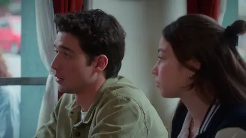 "Lo superaremos juntos": Aziz Uras y Umay apoyan a su madre tras su decisión de divorciarse "Lo superaremos juntos": Aziz Uras y Umay apoyan a su madre tras su decisión de divorciarse