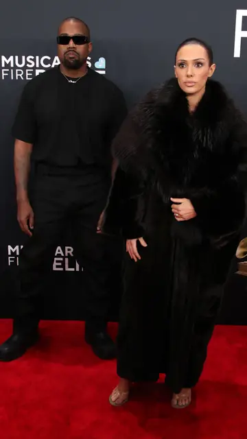 Kanye West y Bianca Censori en la alfombra roja de los Premios Grammy 2025 Kanye West y Bianca Censori en la alfombra roja de los Premios Grammy 2025