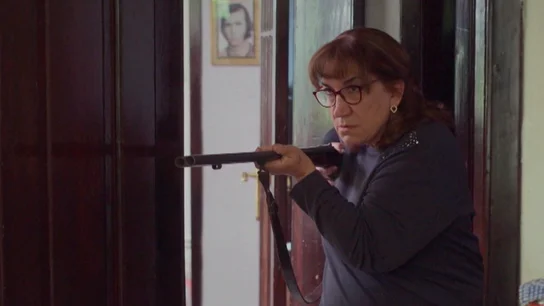 Gülçiçek pierde el control y saca una escopeta tras la traición de Timur: Bahar y sus hijos la detienen a tiempo Gülçiçek pierde el control y saca una escopeta tras la traición de Timur: Bahar y sus hijos la detienen a tiempo