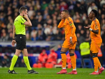 Mbappé y Vinicius reclaman una decisión a Muñiz Ruiz durante el Espanyol-Real Madrid