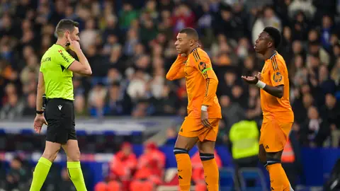 Mbappé y Vinicius reclaman una decisión a Muñiz Ruiz durante el Espanyol-Real Madrid Mbappé y Vinicius reclaman una decisión a Muñiz Ruiz durante el Espanyol-Real Madrid