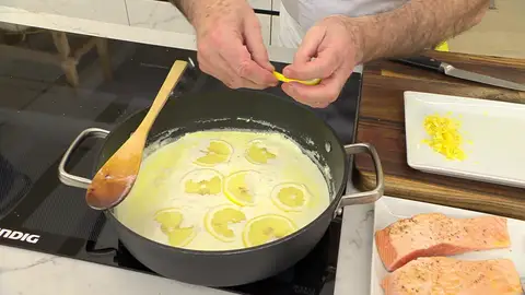 Agrega el pescado a la salsa Agrega el pescado a la salsa