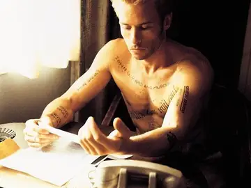 Guy Pearce en Memento Guy Pearce en Memento