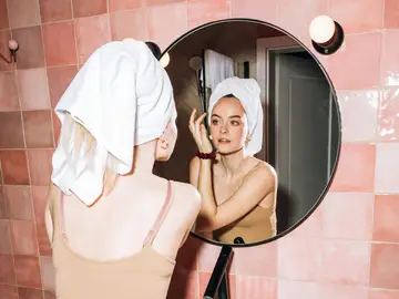 Mujer mirándose al espejo Mujer mirándose al espejo