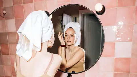 Mujer mirándose al espejo Mujer mirándose al espejo