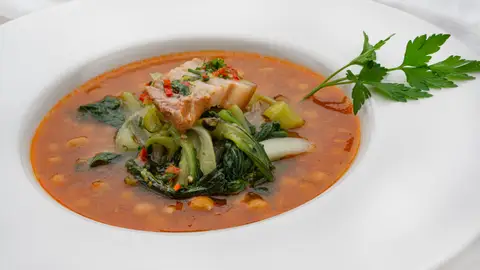 "Os va a sorprender lo rico que está": Joseba Arguiñano nos enseña a preparar garbanzos con pak choi "Os va a sorprender lo rico que está": Joseba Arguiñano nos enseña a preparar garbanzos con pak choi
