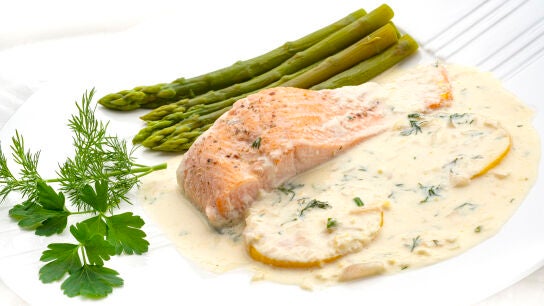 La receta de pescado con la que conquistar&aacute;s a tu familia: salm&oacute;n en salsa de lim&oacute;n con esp&aacute;rragos verdes