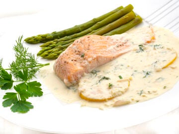La receta de pescado con la que conquistar&aacute;s a tu familia: salm&oacute;n en salsa de lim&oacute;n con esp&aacute;rragos verdes