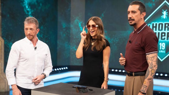 Marron sorprende a Paula Echevarr&iacute;a con unas gafas futuristas en El Hormiguero