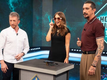 Marron sorprende a Paula Echevarr&iacute;a con unas gafas futuristas en El Hormiguero