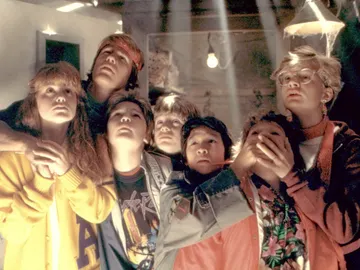 Kerri Green, Josh Brolin, Corey Feldman, Sean Astin, Ke Huy Quan, Jeff Cohan y Martha Plimpton en Los Goonies Kerri Green, Josh Brolin, Corey Feldman, Sean Astin, Ke Huy Quan, Jeff Cohan y Martha Plimpton en Los Goonies