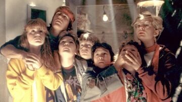 Kerri Green, Josh Brolin, Corey Feldman, Sean Astin, Ke Huy Quan, Jeff Cohan y Martha Plimpton en Los Goonies