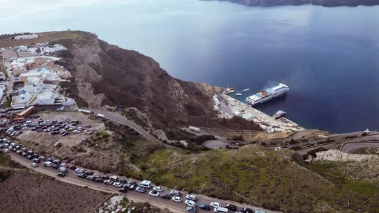 Centenares de personas abandonan Santorini en sus coches Centenares de personas abandonan Santorini en sus coches