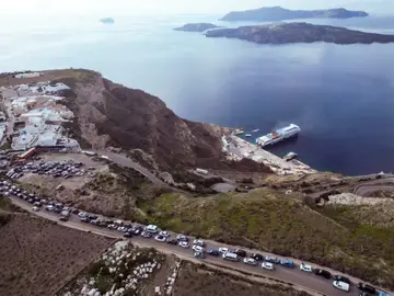 Centenares de personas abandonan Santorini en sus coches Centenares de personas abandonan Santorini en sus coches
