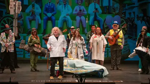 Chirigota 'Abre los ojos' durante su actuación. Chirigota 'Abre los ojos' durante su actuación.