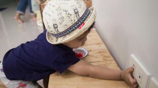 Uno de los riesgos m&aacute;s habituales de los ni&ntilde;os en el hogar: meter los dedos en el enchufe