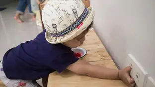 Uno de los riesgos más habituales de los niños en el hogar: meter los dedos en el enchufe Uno de los riesgos más habituales de los niños en el hogar: meter los dedos en el enchufe