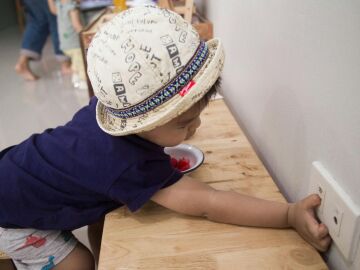 Uno de los riesgos más habituales de los niños en el hogar: meter los dedos en el enchufe