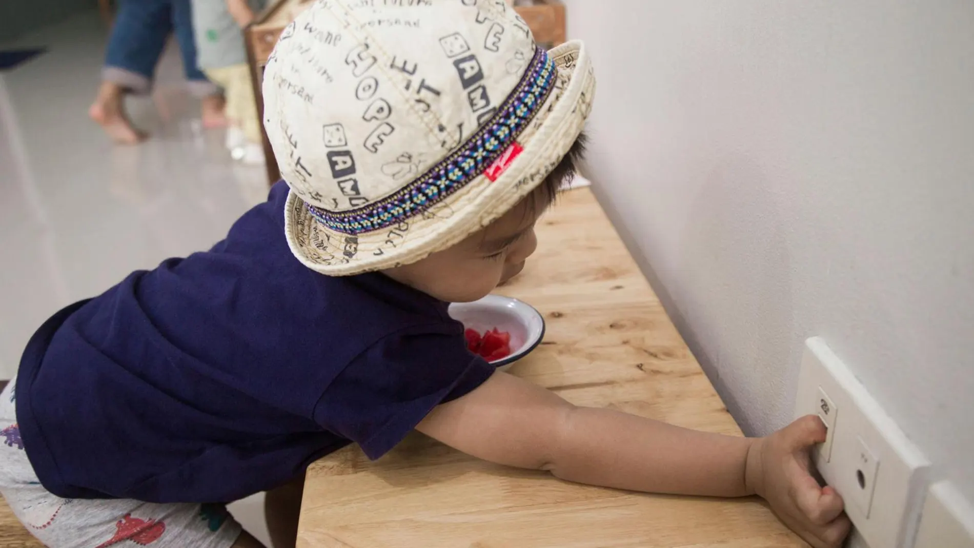 Uno de los riesgos más habituales de los niños en el hogar: meter los dedos en el enchufe Uno de los riesgos más habituales de los niños en el hogar: meter los dedos en el enchufe