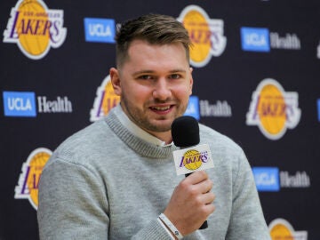 Luka Doncic atiende a la prensa ya como jugador de los Lakers