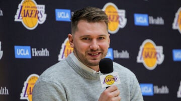 Luka Doncic atiende a la prensa ya como jugador de los Lakers