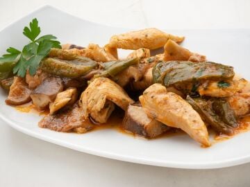 Salteado de pollo con setas, de Karlos Argui&ntilde;ano