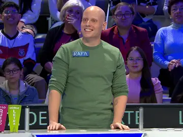 Una jugada de vuelta: Rafa e Irene se intercambian los gajos al caer en la casilla de “se lo doy” Una jugada de vuelta: Rafa e Irene se intercambian los gajos al caer en la casilla de “se lo doy”