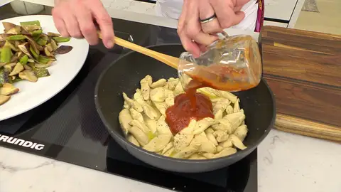 Añade la salsa de tomate y la mezcla de pimientos, setas y ajos Añade la salsa de tomate y la mezcla de pimientos, setas y ajos