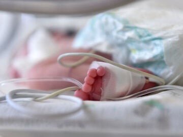 Imagen de archivo de un bebé en el hospital