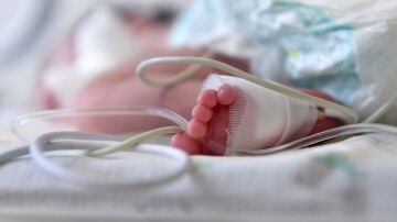 Imagen de archivo de un bebé en el hospital