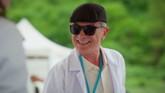 Un dulce detalle y una mirada que lo dice todo: &Ccedil;ağla y el doctor Reha, cada vez m&aacute;s cerca