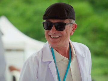Un dulce detalle y una mirada que lo dice todo: &Ccedil;ağla y el doctor Reha, cada vez m&aacute;s cerca