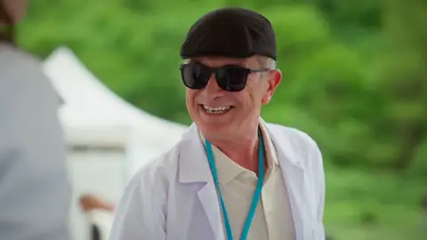 Un dulce detalle y una mirada que lo dice todo: Çağla y el doctor Reha, cada vez más cerca Un dulce detalle y una mirada que lo dice todo: Çağla y el doctor Reha, cada vez más cerca