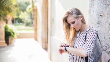 Mujer mirando el reloj