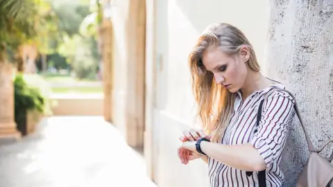 Mujer mirando el reloj Mujer mirando el reloj