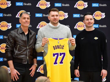 Luka Doncic en su presentación con los Lakers